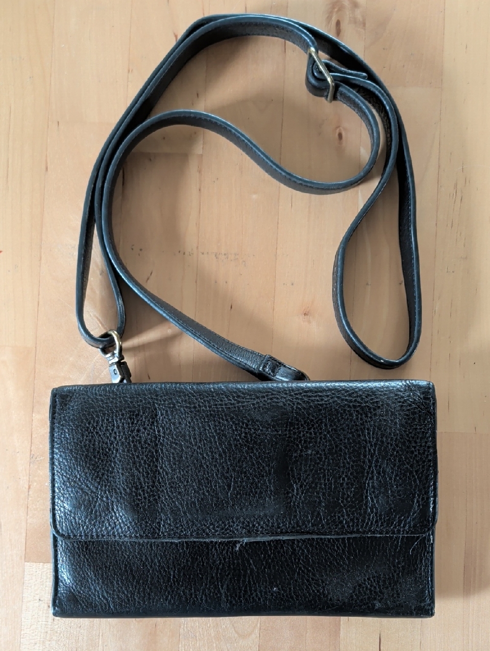Duluth Trading Co Black Pebbled Leather Wallet With Strap Crossbody